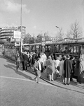 855044 Afbeelding van wachtende en instappende mensen bij een bushalte met abri's aan de noordzijde van het Vredenburg ...